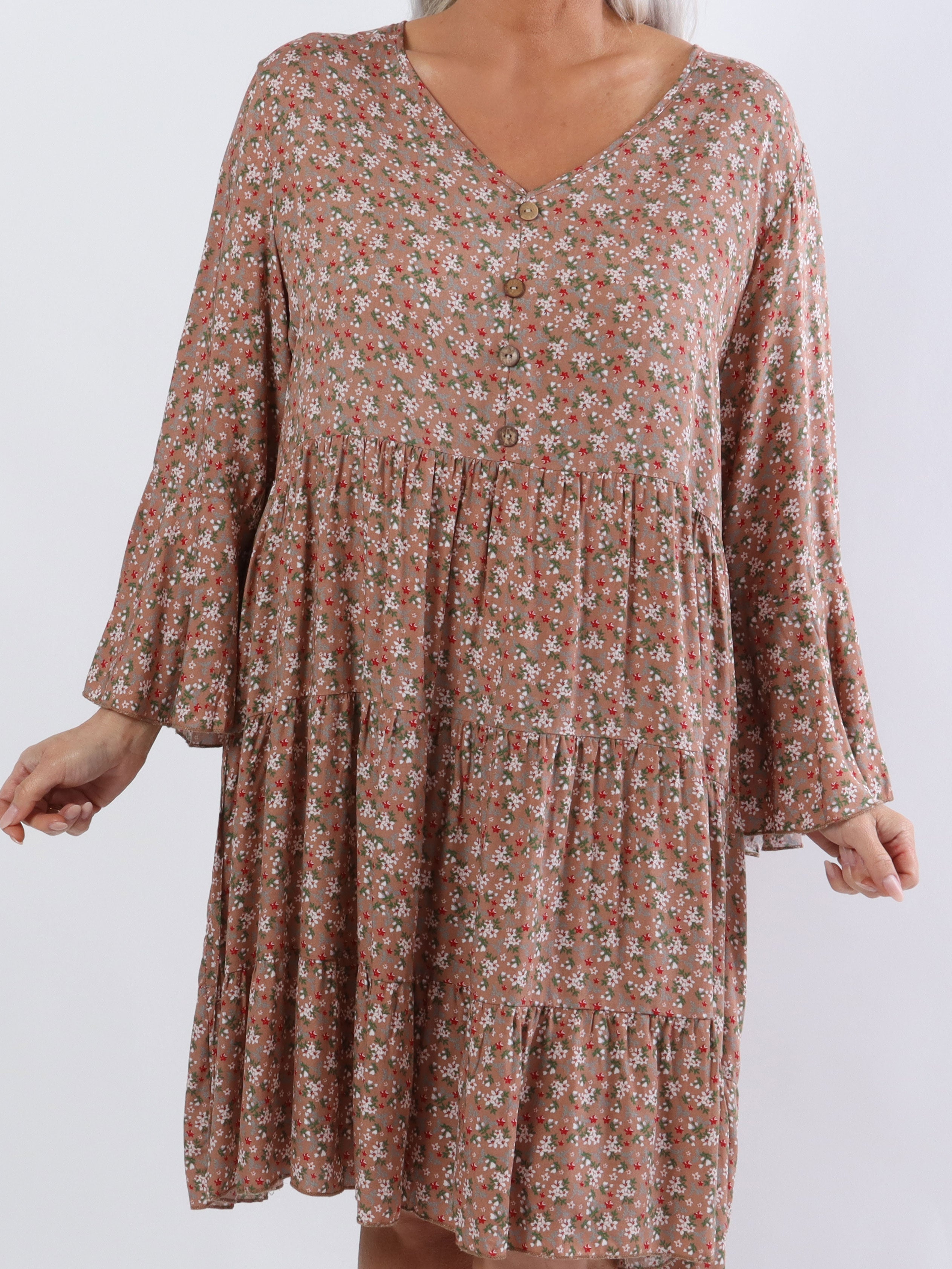 Karla - Blommig klänning i bomull i stora storlekar med knappar